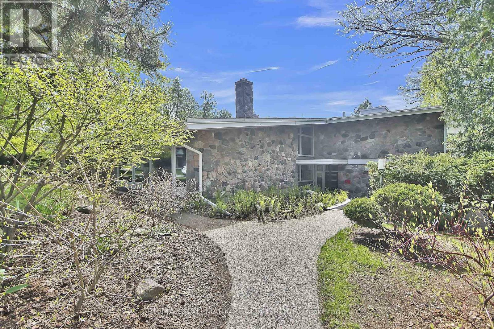 Property Photo:  10 Qualicum Street  ON K2H 7G8 