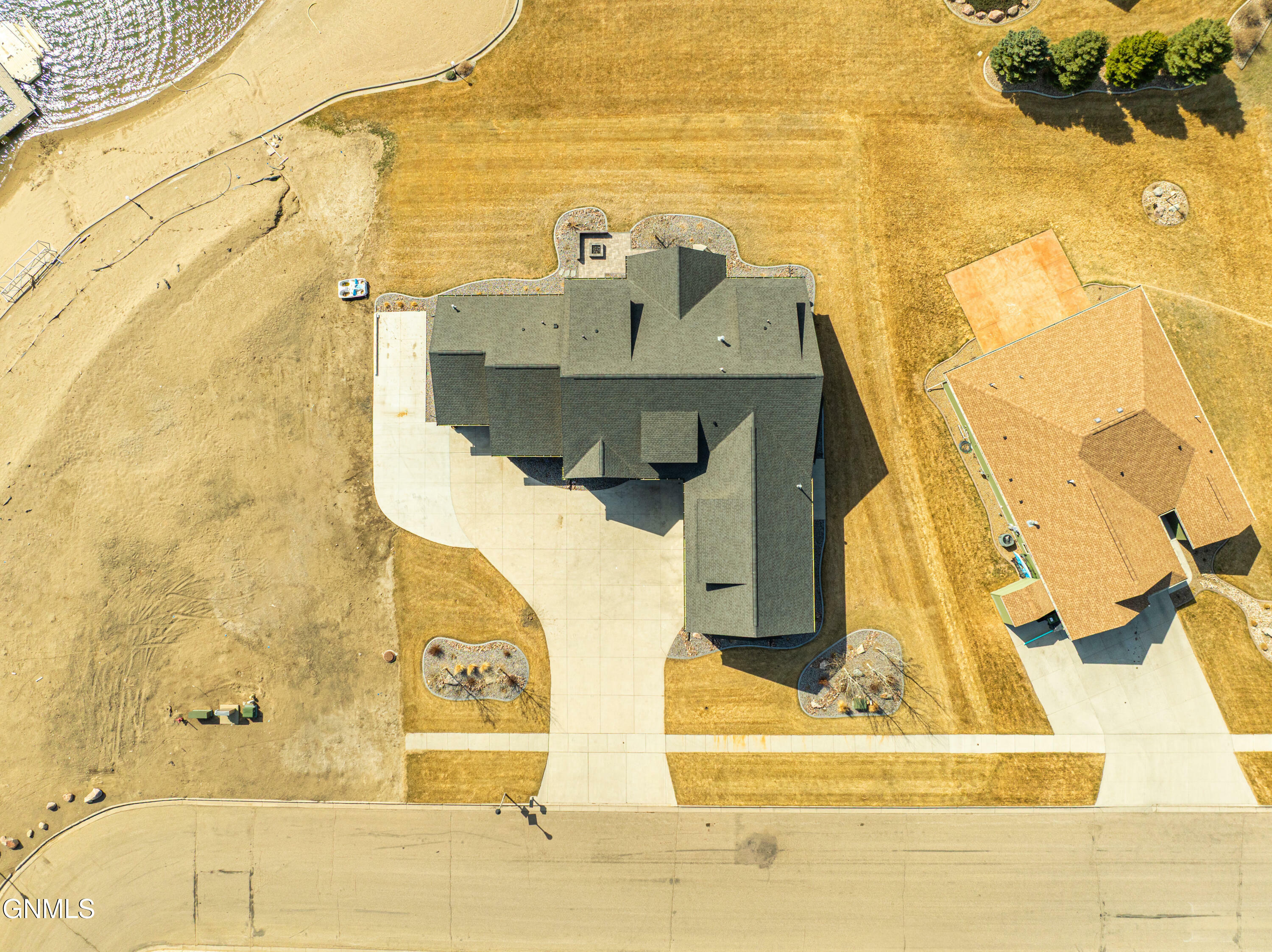 Property Photo: 3808 Lakewood Drive SE ND 58554
