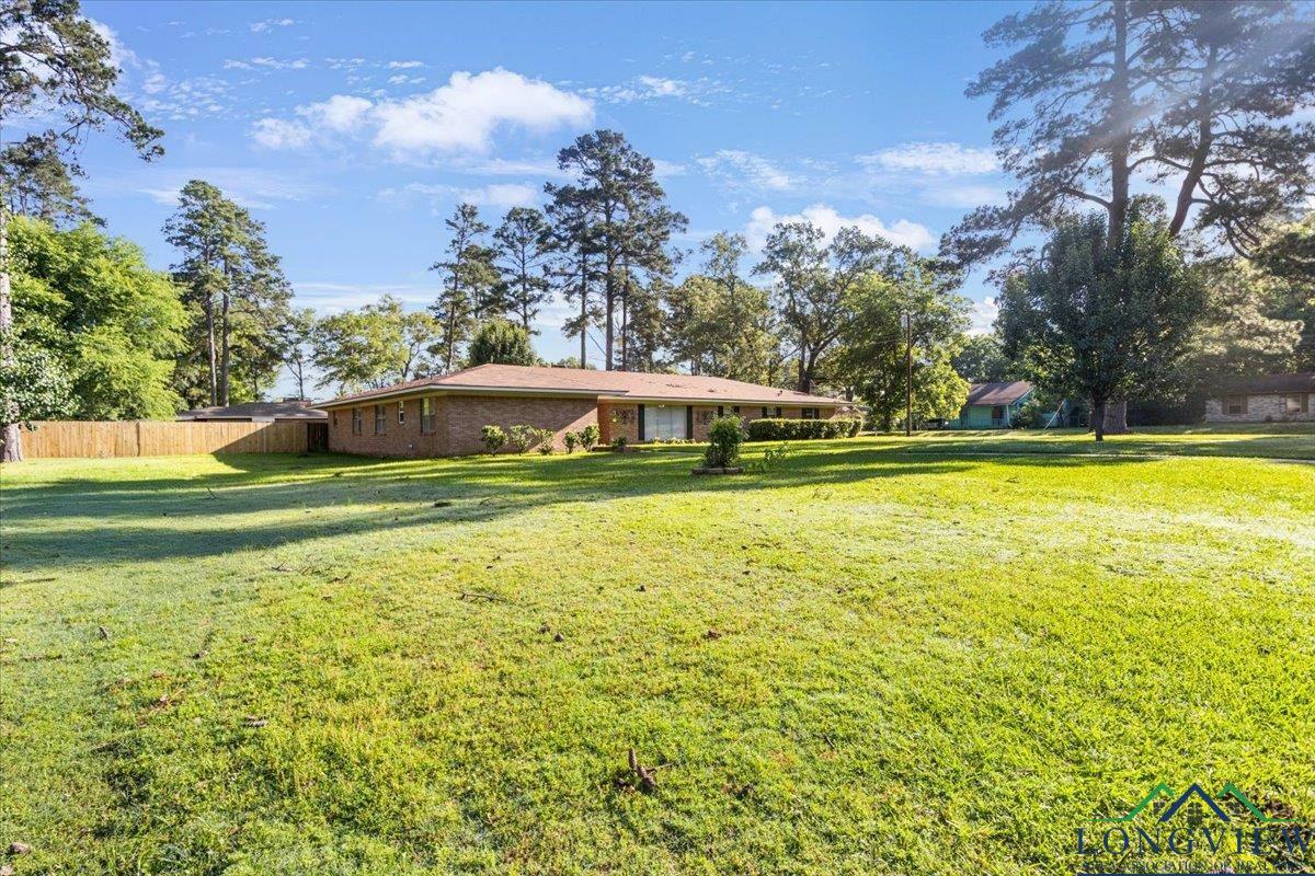 Property Photo: 400 W Perry Pl TX 75633