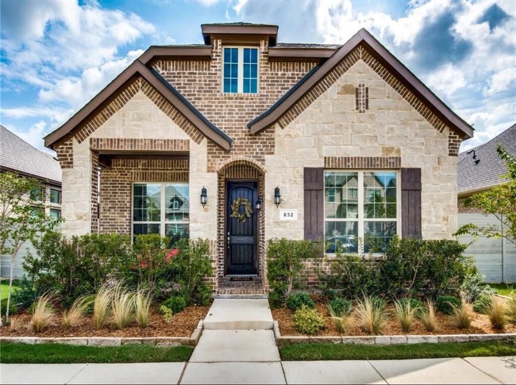 Property Photo:  832 Parkside Drive  TX 76226 