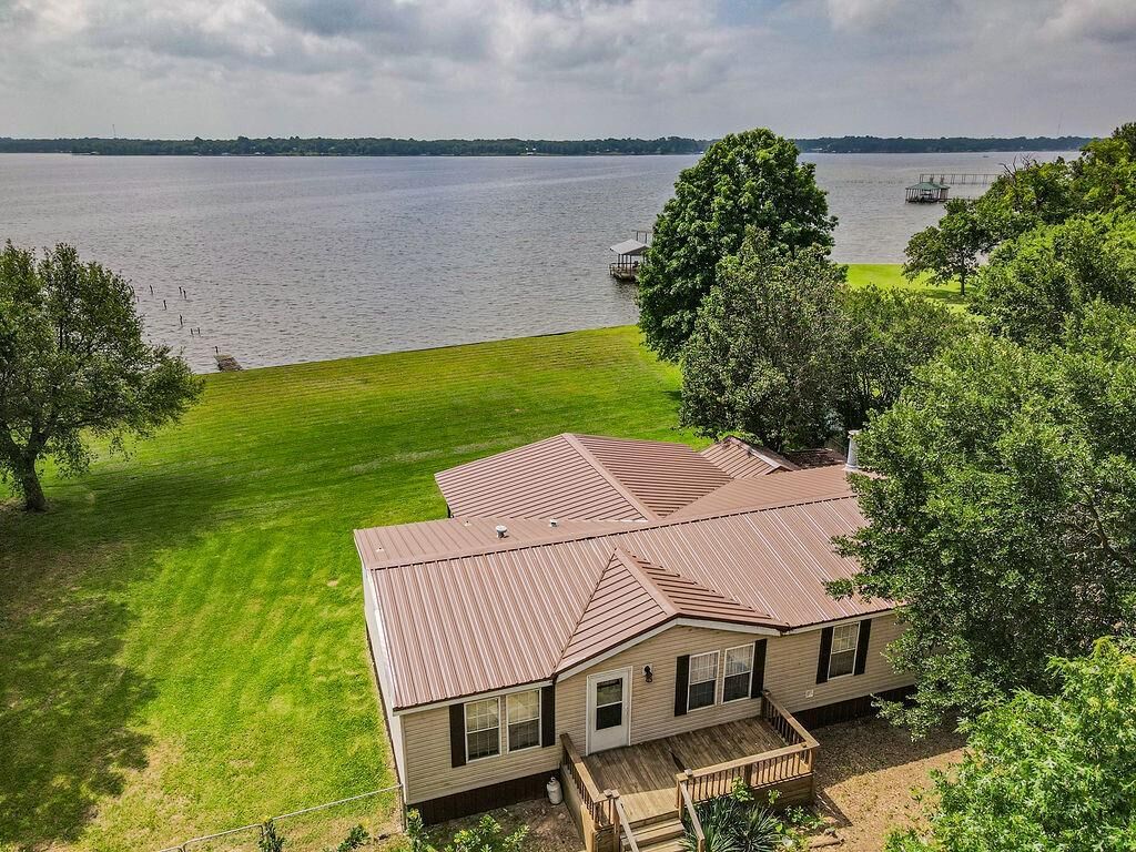 Property Photo: 210 Bayview Street TX 75156