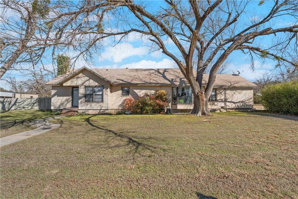 Property Photo: 203 S Broadway Street TX 76665