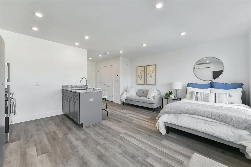 Property Photo: 585 Essex St 504 MA 01901