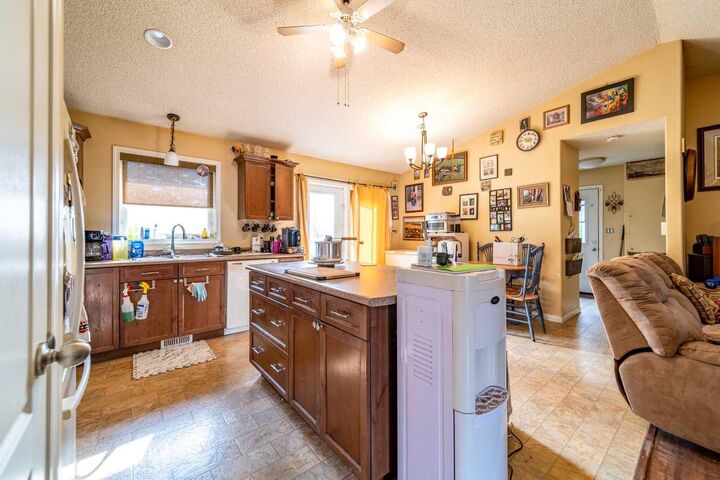 Property Photo: 402 Queen Street AB T0B 0V0