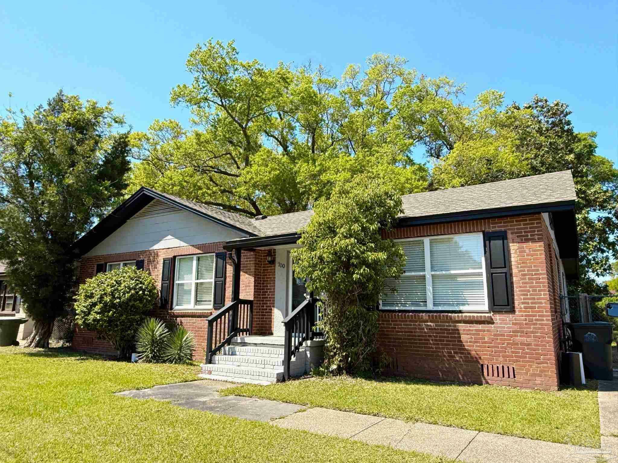 700 W Hernandez St  Pensacola FL 32501 photo