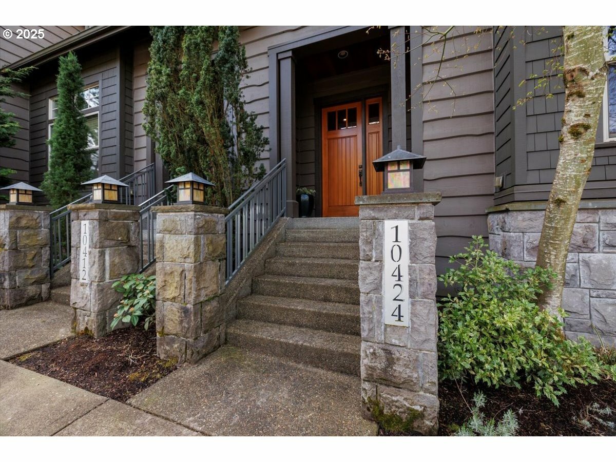 Property Photo: 10424 SW Windwood Way OR 97225