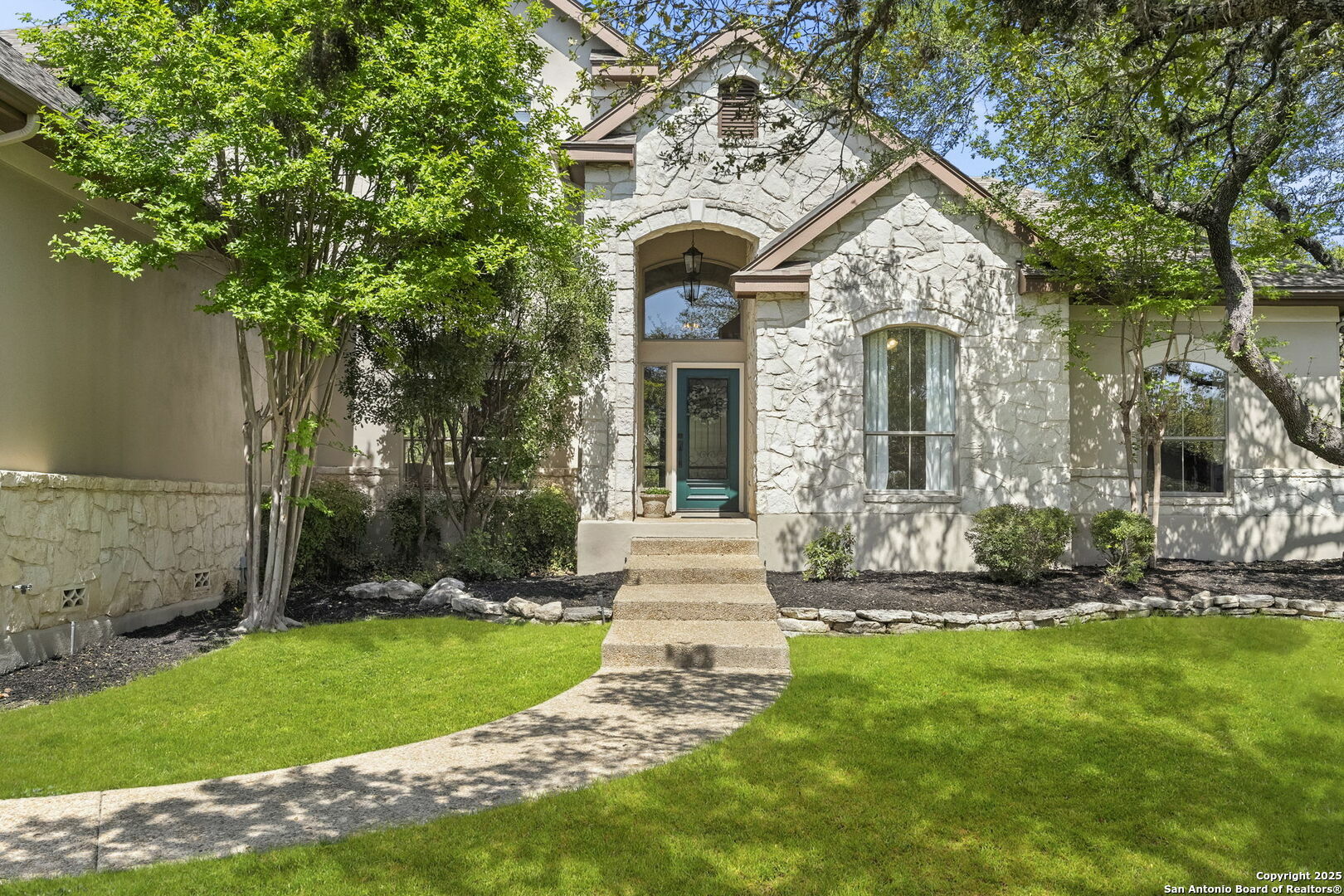 Property Photo: 915 Foxton Dr TX 78260