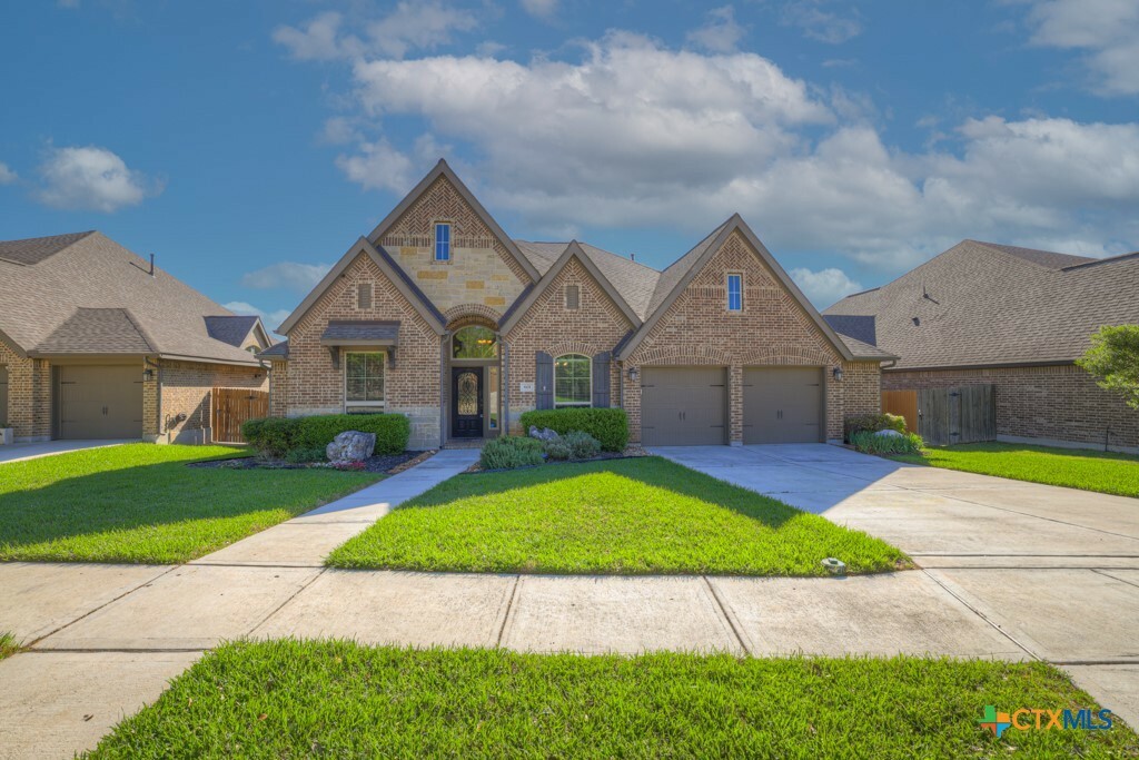 Property Photo: 601 Oak Brook Drive TX 78132