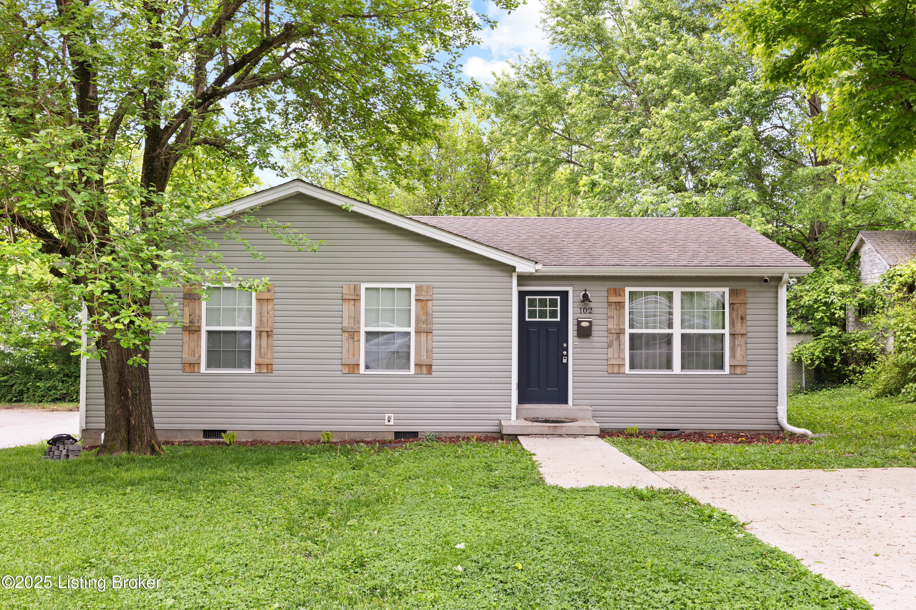 Property Photo: 102 W Warfield St KY 42701