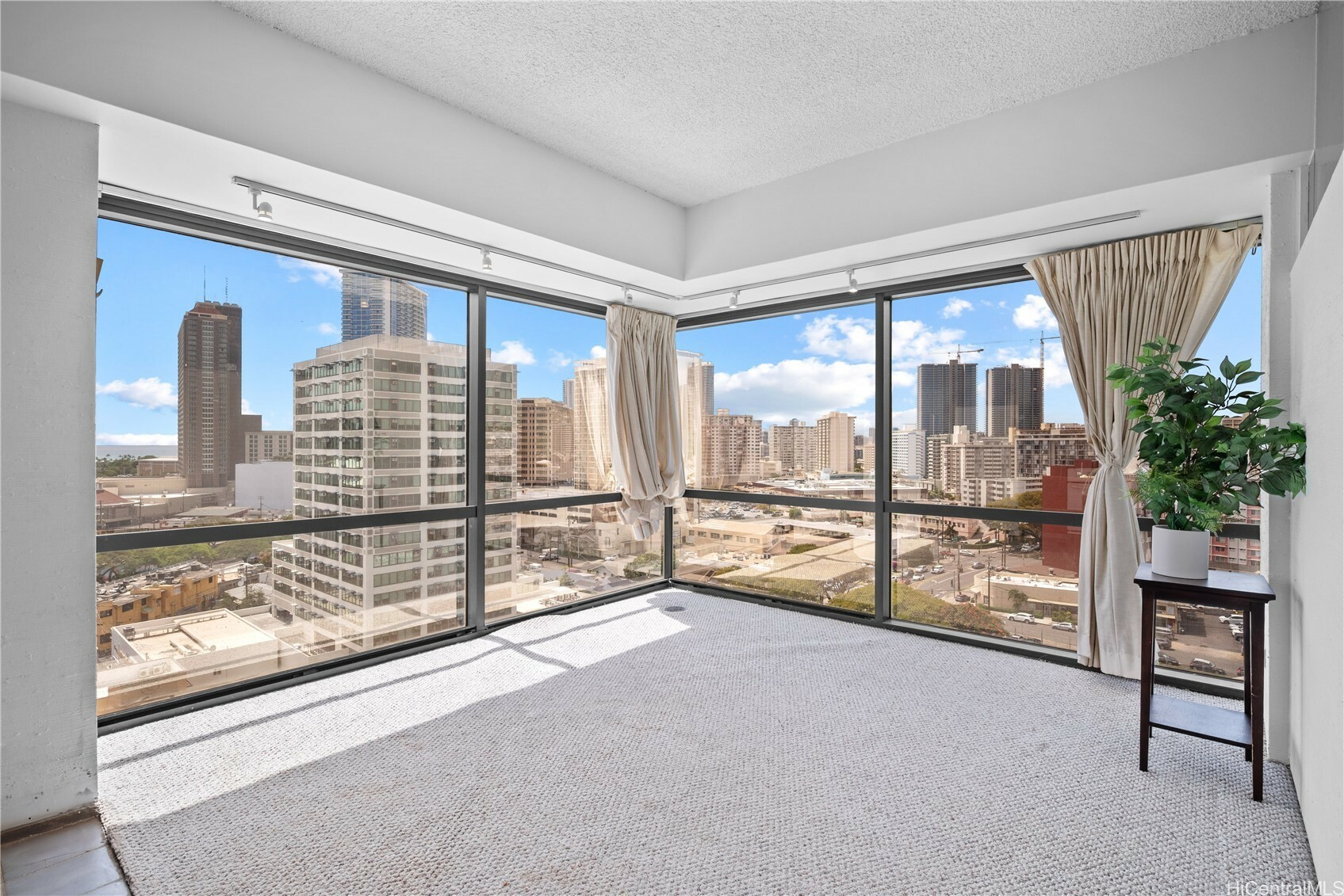 Property Photo: 1750 Kalakaua Avenue 1402 HI 96826