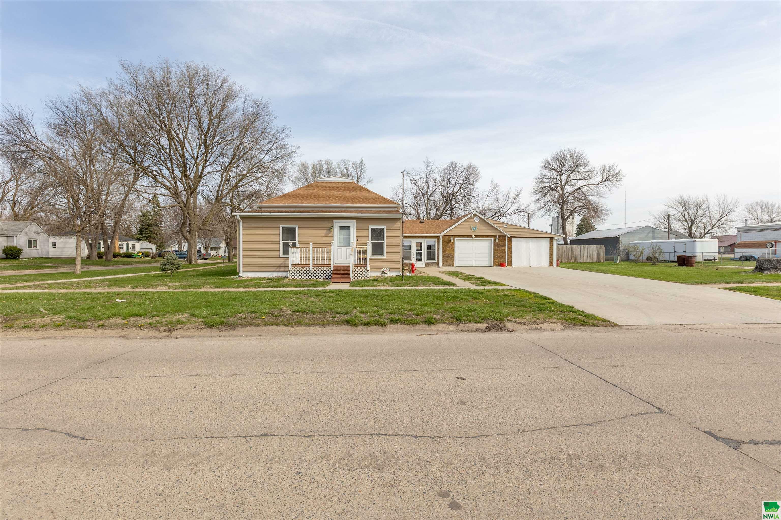 Property Photo:  1012 Cameo Street  IA 51040 