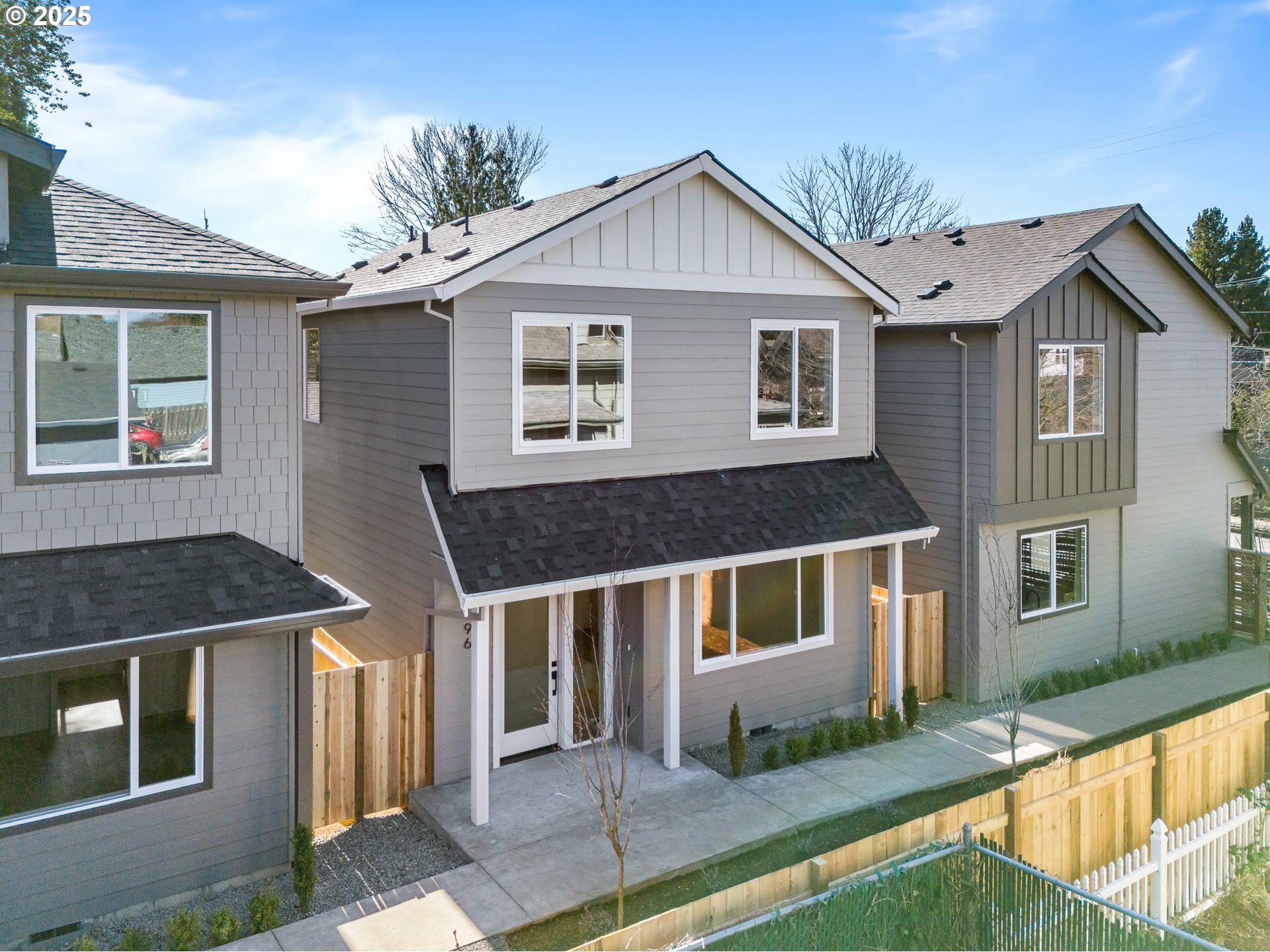 Property Photo: 696 SE 47th Ave OR 97215