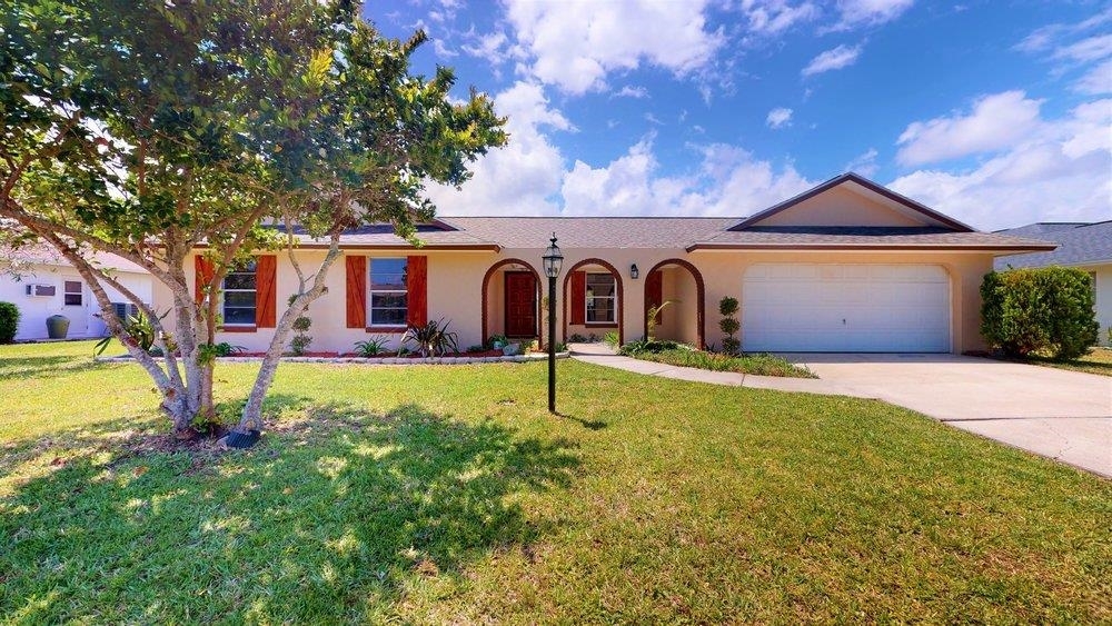 Property Photo: 10 Coral Reef Ct FL 32137