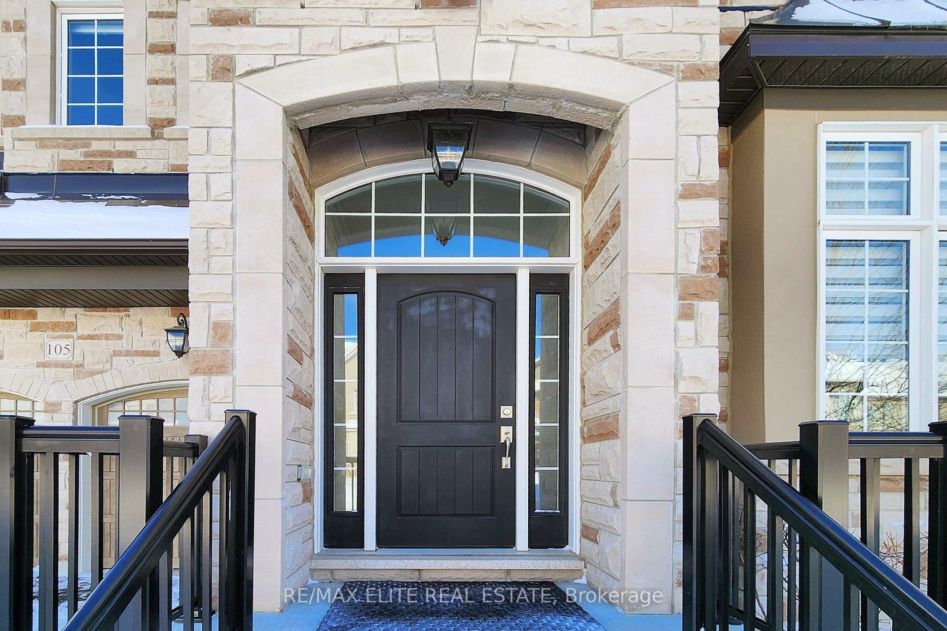 Property Photo: 105 Bridgepointe Court ON L4G 3H8