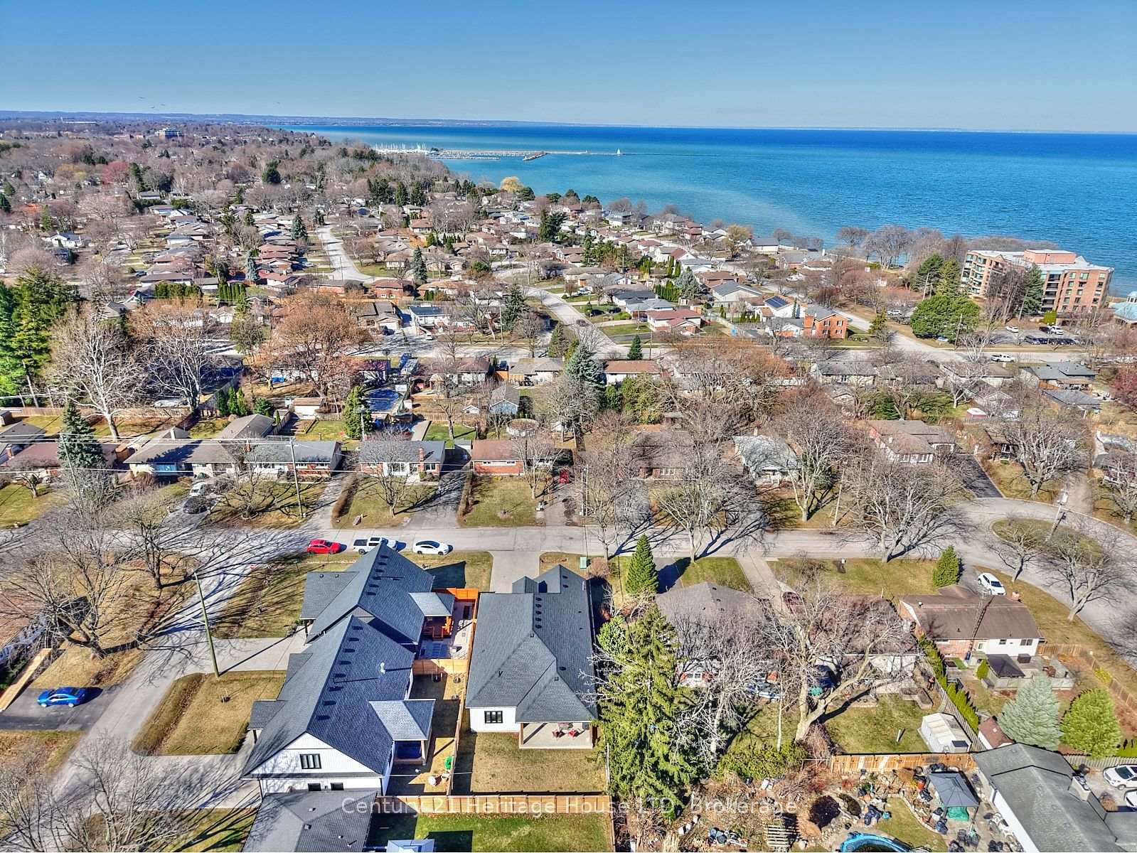 Property Photo: 42 Aquadale Drive ON L2N 2P8
