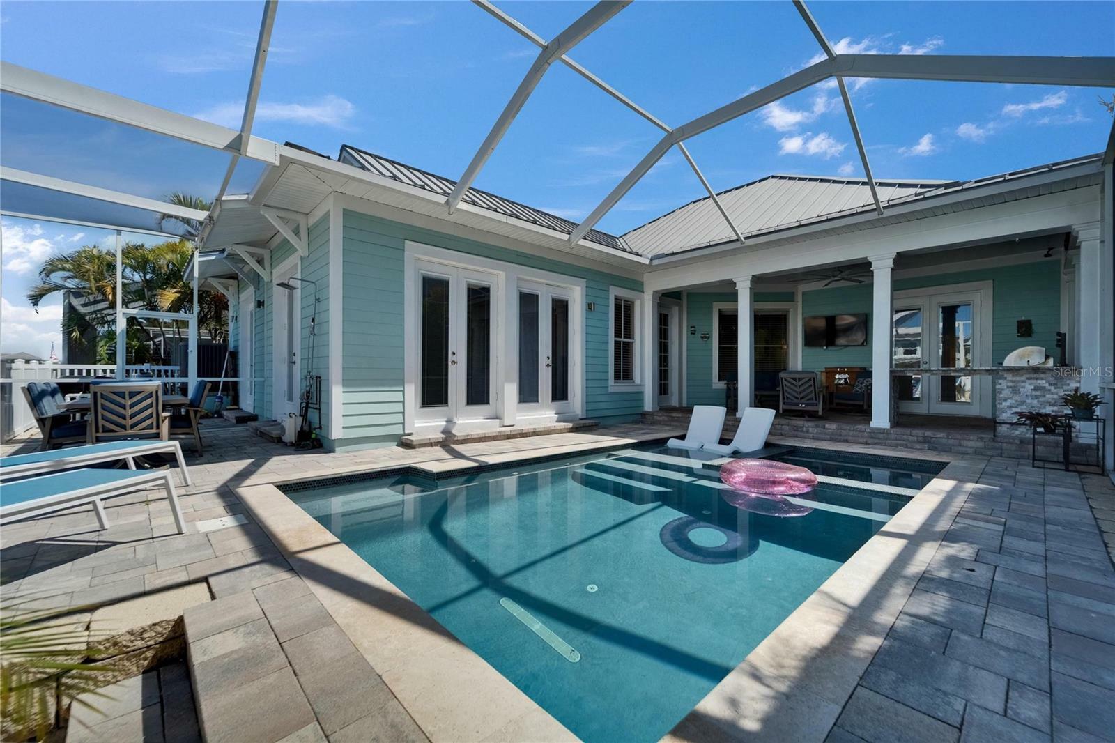 Property Photo: 426 Islebay Drive FL 33572
