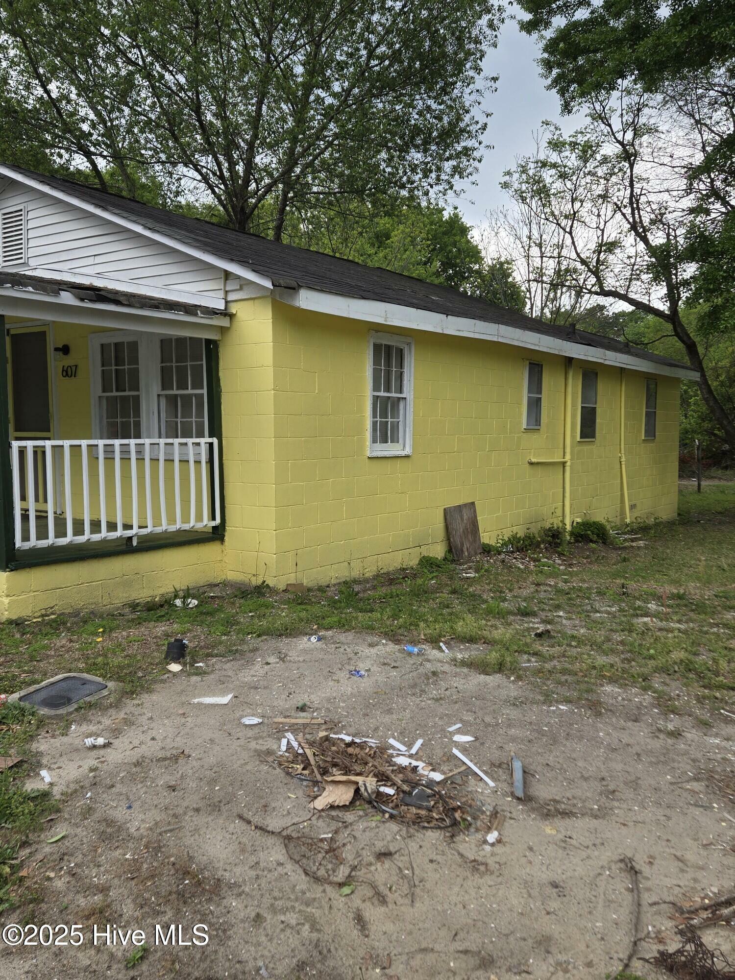 Property Photo: 607 Washington Street NC 28352