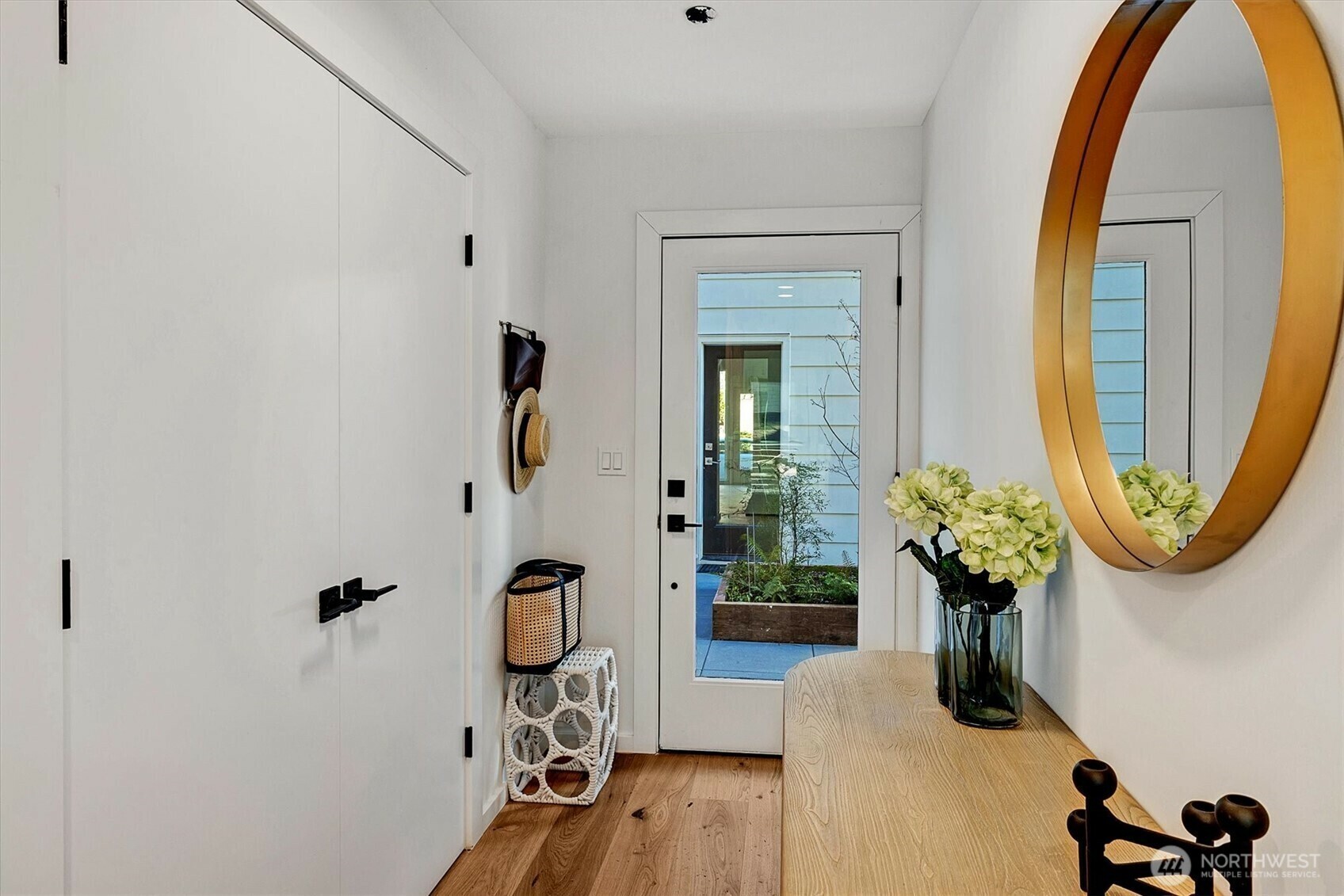 Property Photo: 1233 E Roy Street WA 98102