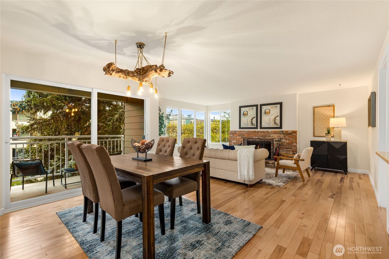 Property Photo: 1324 W Emerson Street 202 WA 98119
