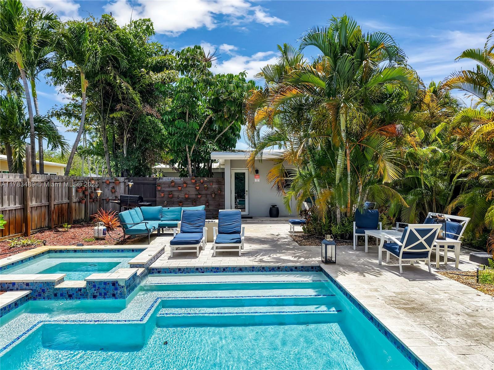Property Photo: 1621 N Victoria Park Rd FL 33305