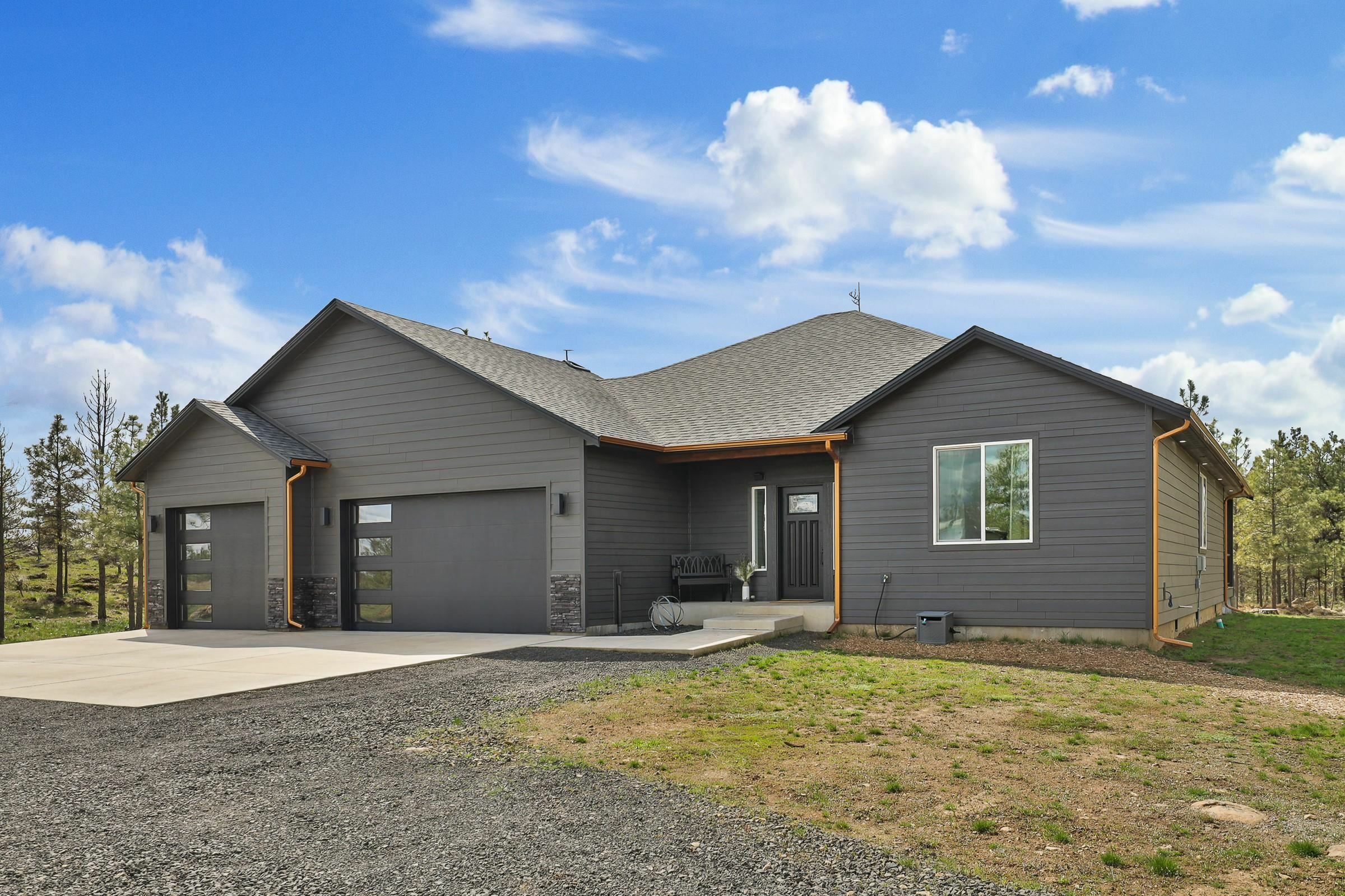 Property Photo: 22711 S Gateway Ln WA 99004