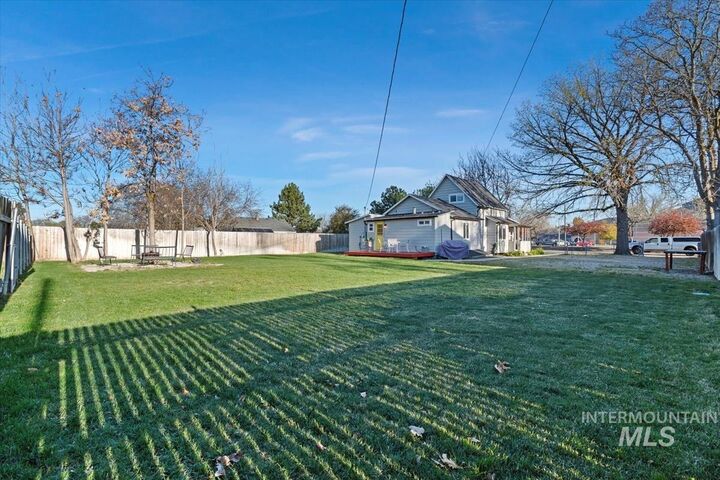 Property Photo: 1916 E Oak St. ID 83605