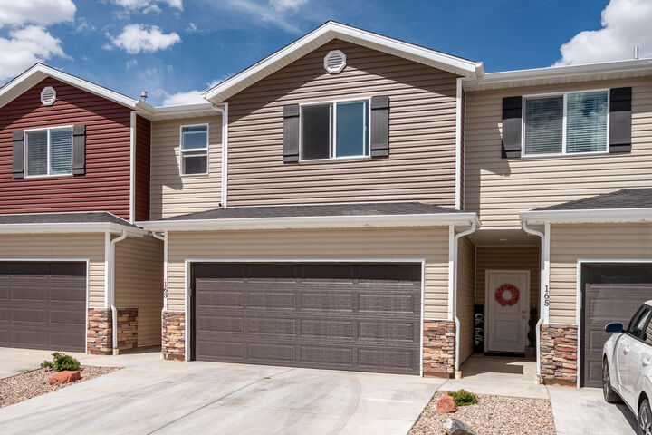 Property Photo: 163 E 3100 N UT 84721