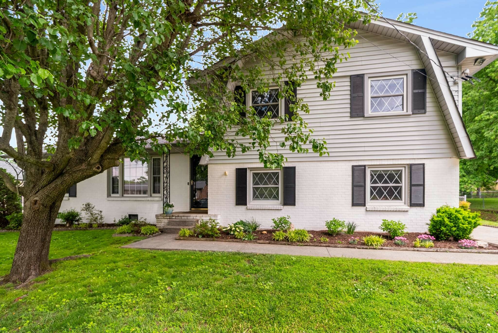 Property Photo: 7438 Bridle Dr TN 37221