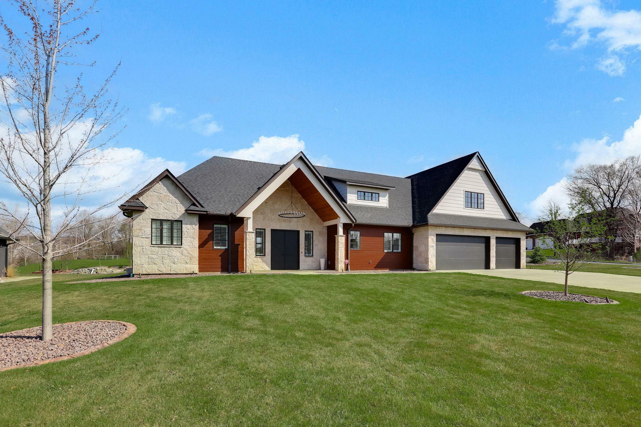 Property Photo: 2580 Woodcliffe Trail MN 55033