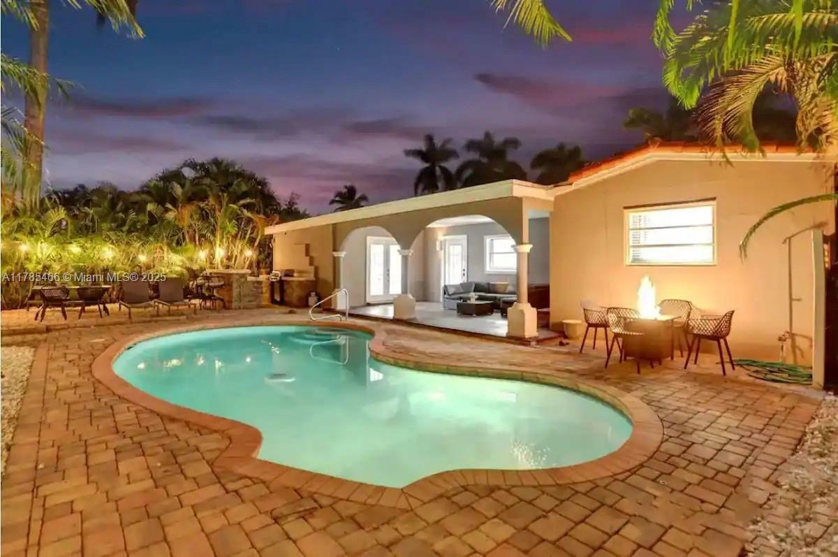 Property Photo: 914 N 13th Ave FL 33019