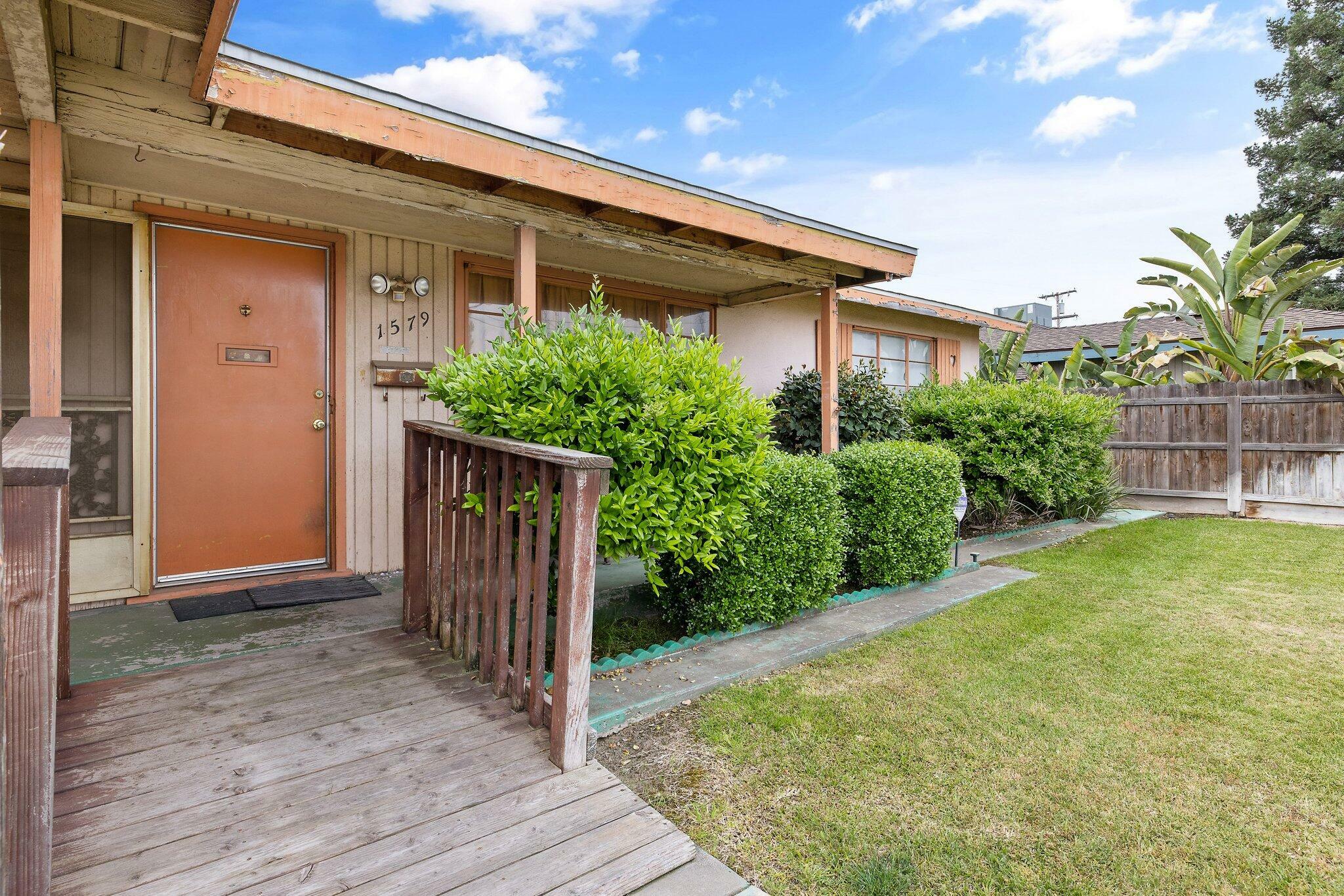 Property Photo: 1579 E Sierra Avenue CA 93274