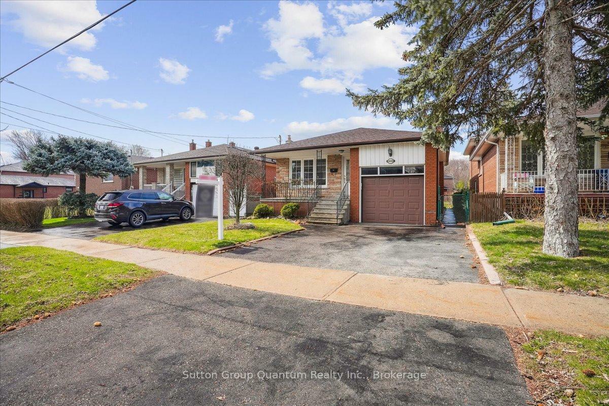 Property Photo:  1408 Northmount Avenue  ON L5E 1Y6 