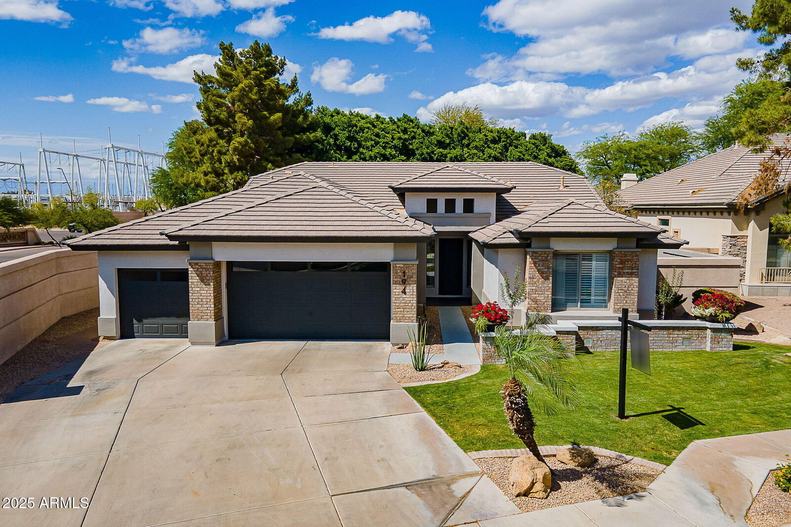 Property Photo: 194 W Sunburst Lane AZ 85284