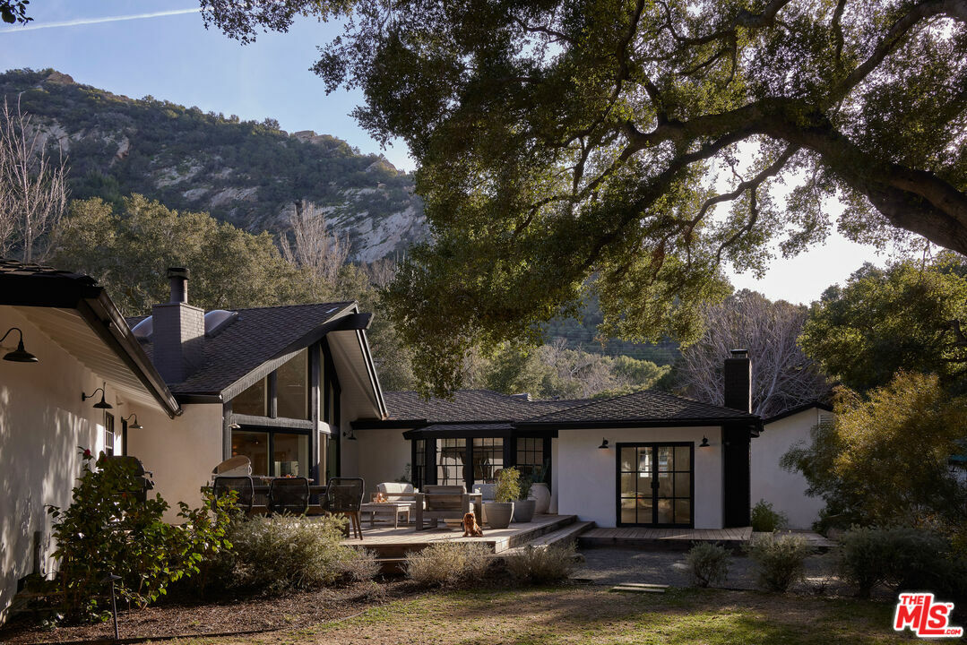 Property Photo: 521 Live Oak Circle Dr CA 91302