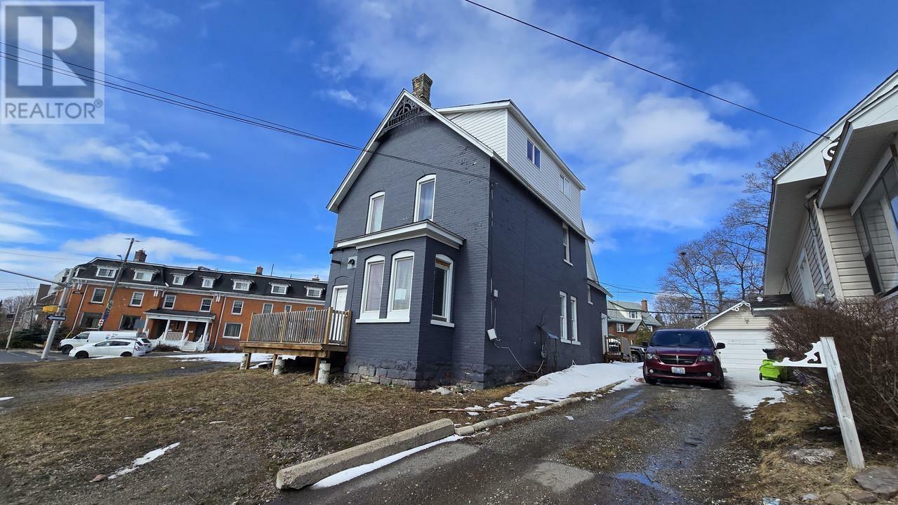 Photo de la propriété:  814 Wellington St E  ON P6A 2N3 