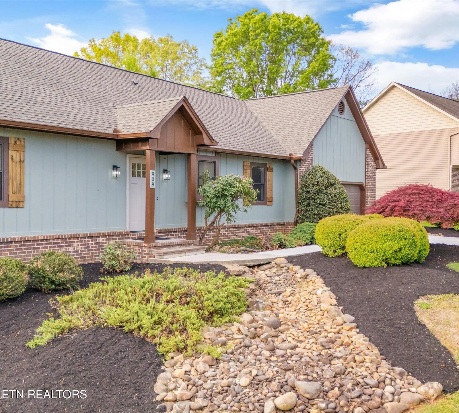 Property Photo: 909 High Springs Rd TN 37932