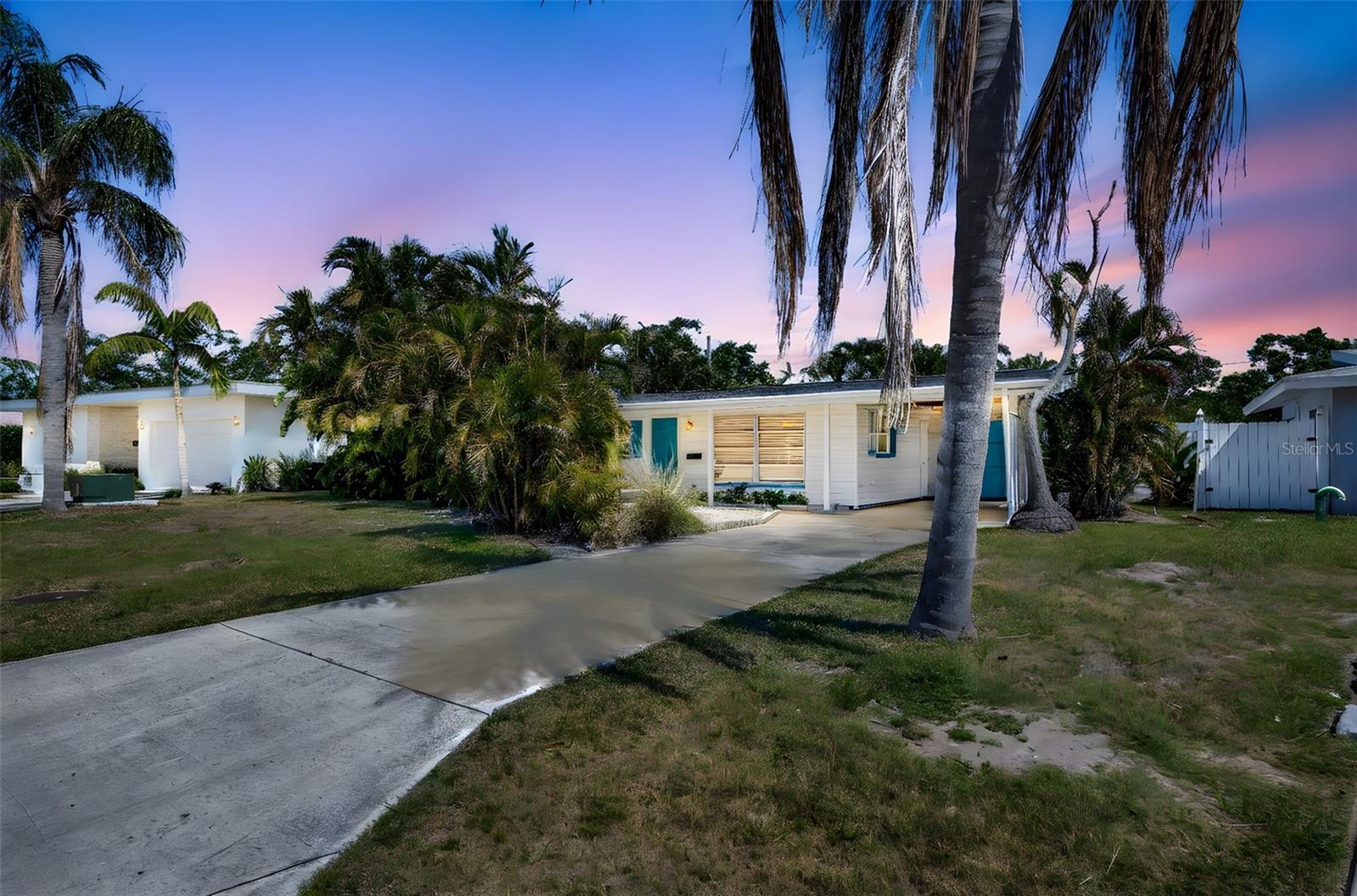 Property Photo:  2307 Valencia Drive  FL 34239 