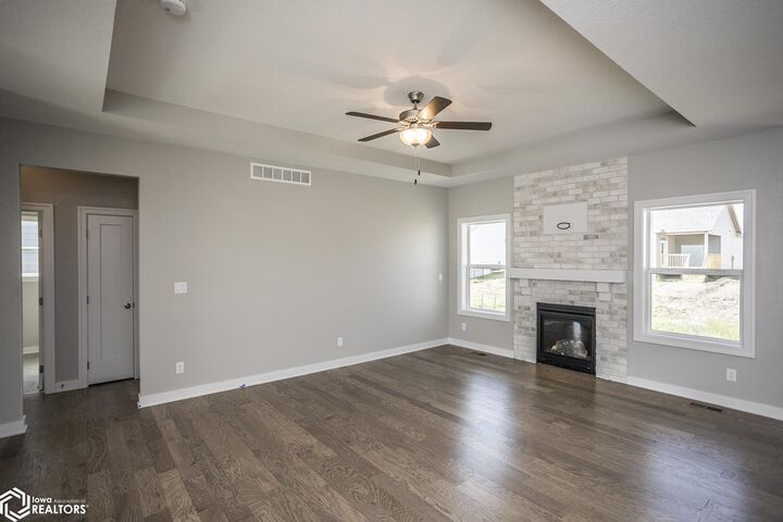 Property Photo: 2520 Knollway Drive IA 50158