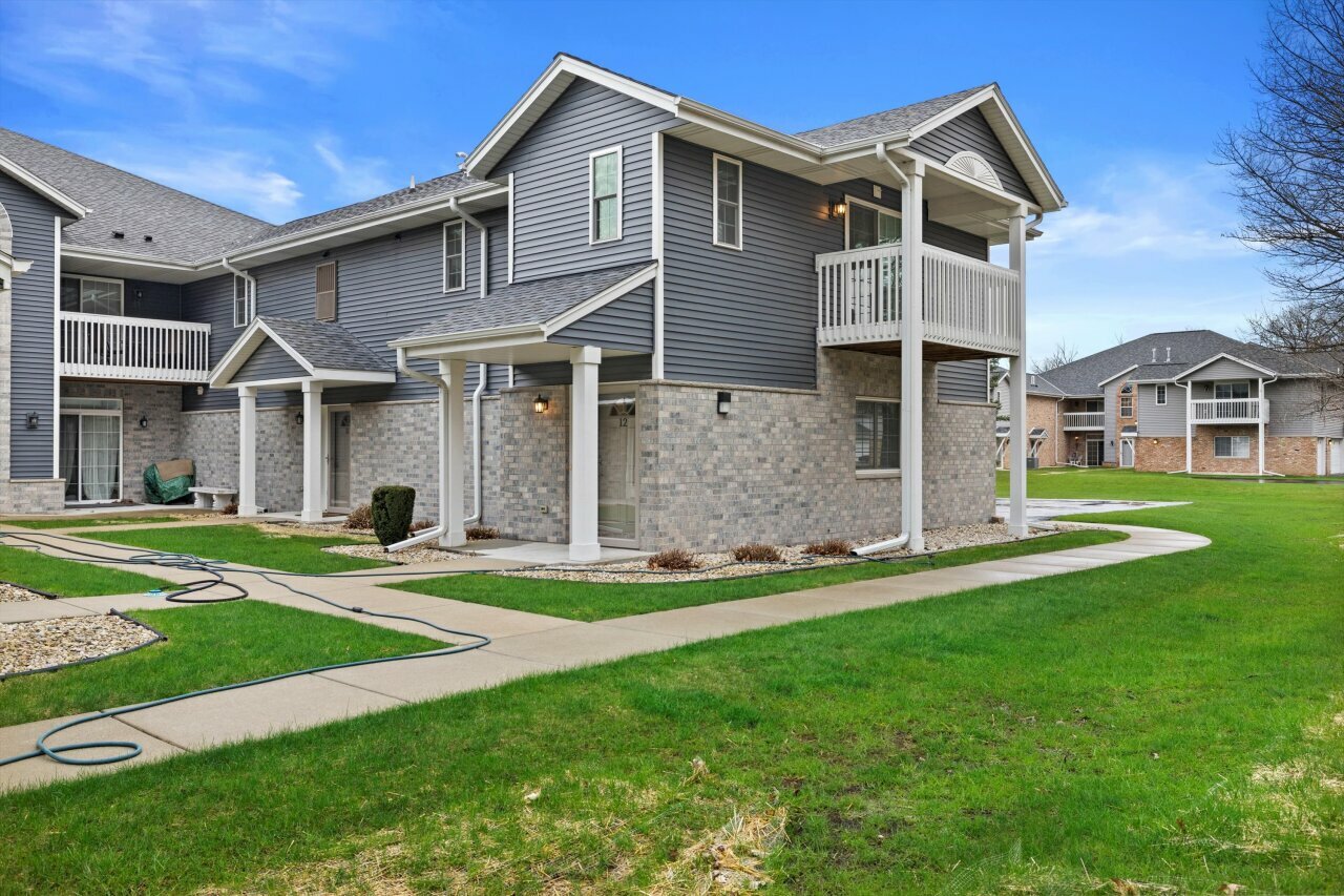 Property Photo: 410 W Aspen Dr 12 WI 53154
