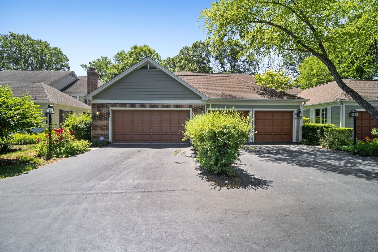 Property Photo: 819 Suffield Square IL 60069
