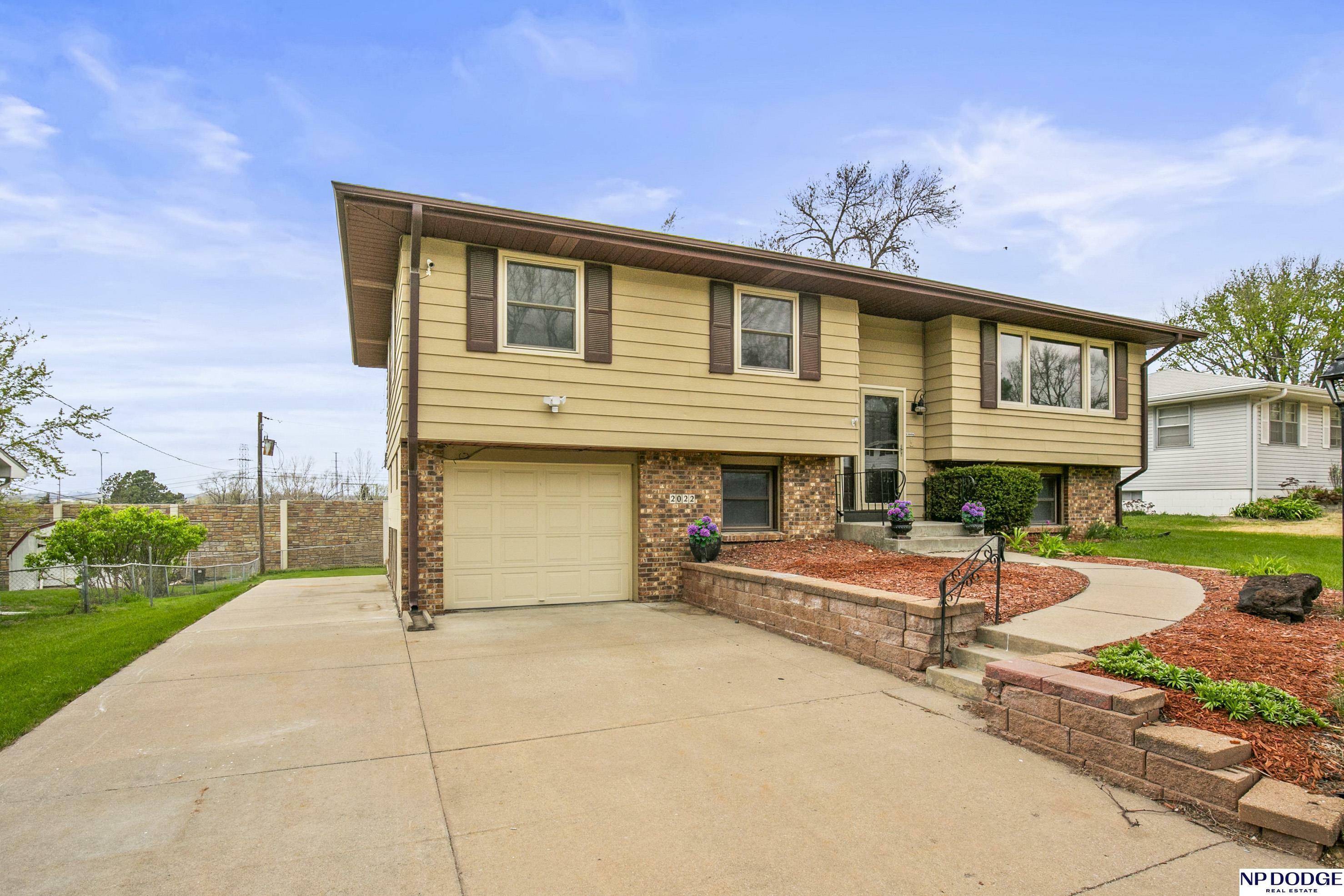 Property Photo: 2022 N 104th Circle NE 68134