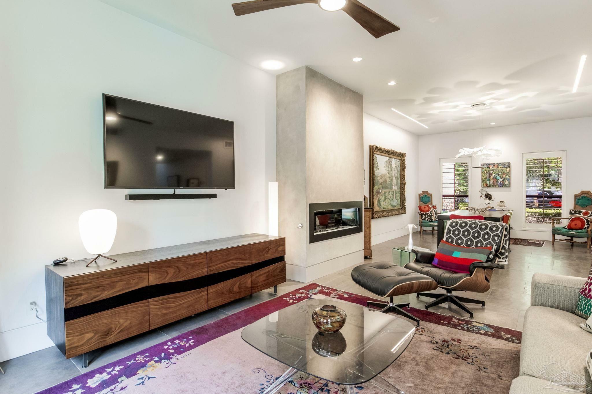 Property Photo: 624 Bayshore Dr FL 32507