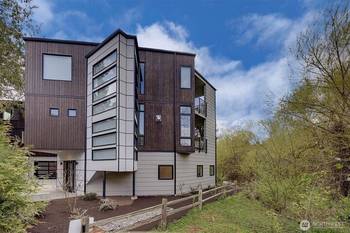 Property Photo:  417  102nd Avenue SE  WA 98004 