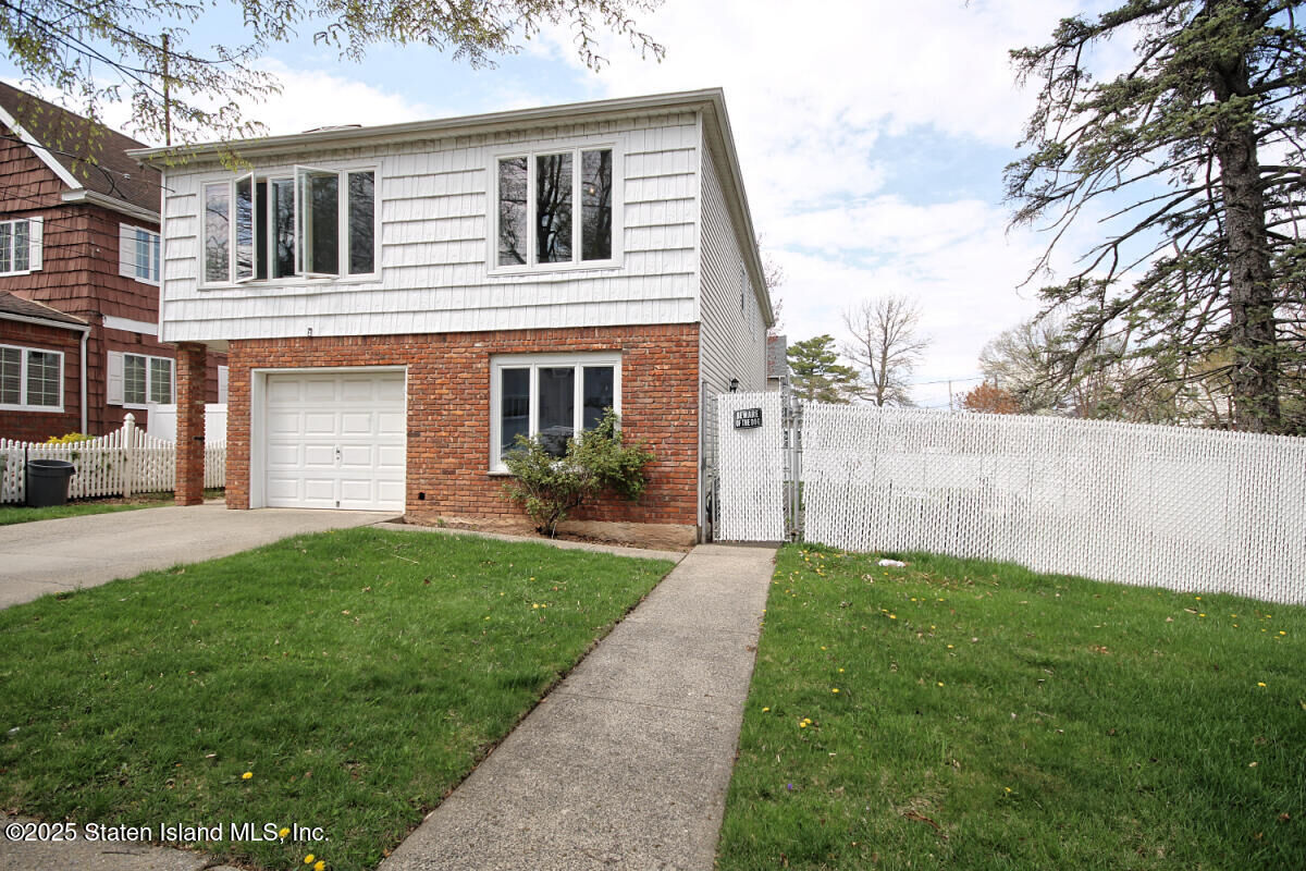 Property Photo:  265 Dewey Avenue  NY 10308 