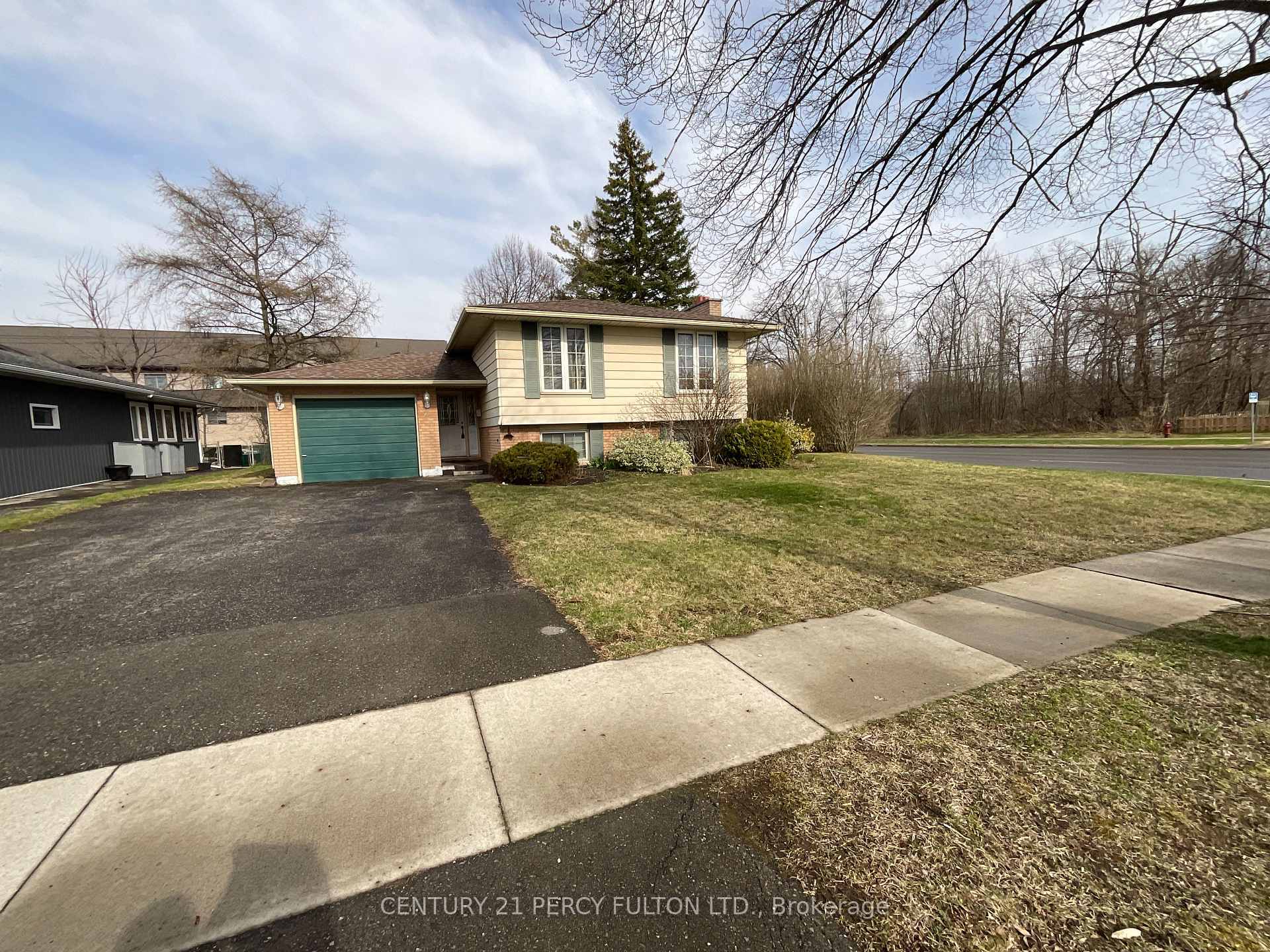 Photo de la propriété: 2 Trelawn Parkway E ON L3C 1W3