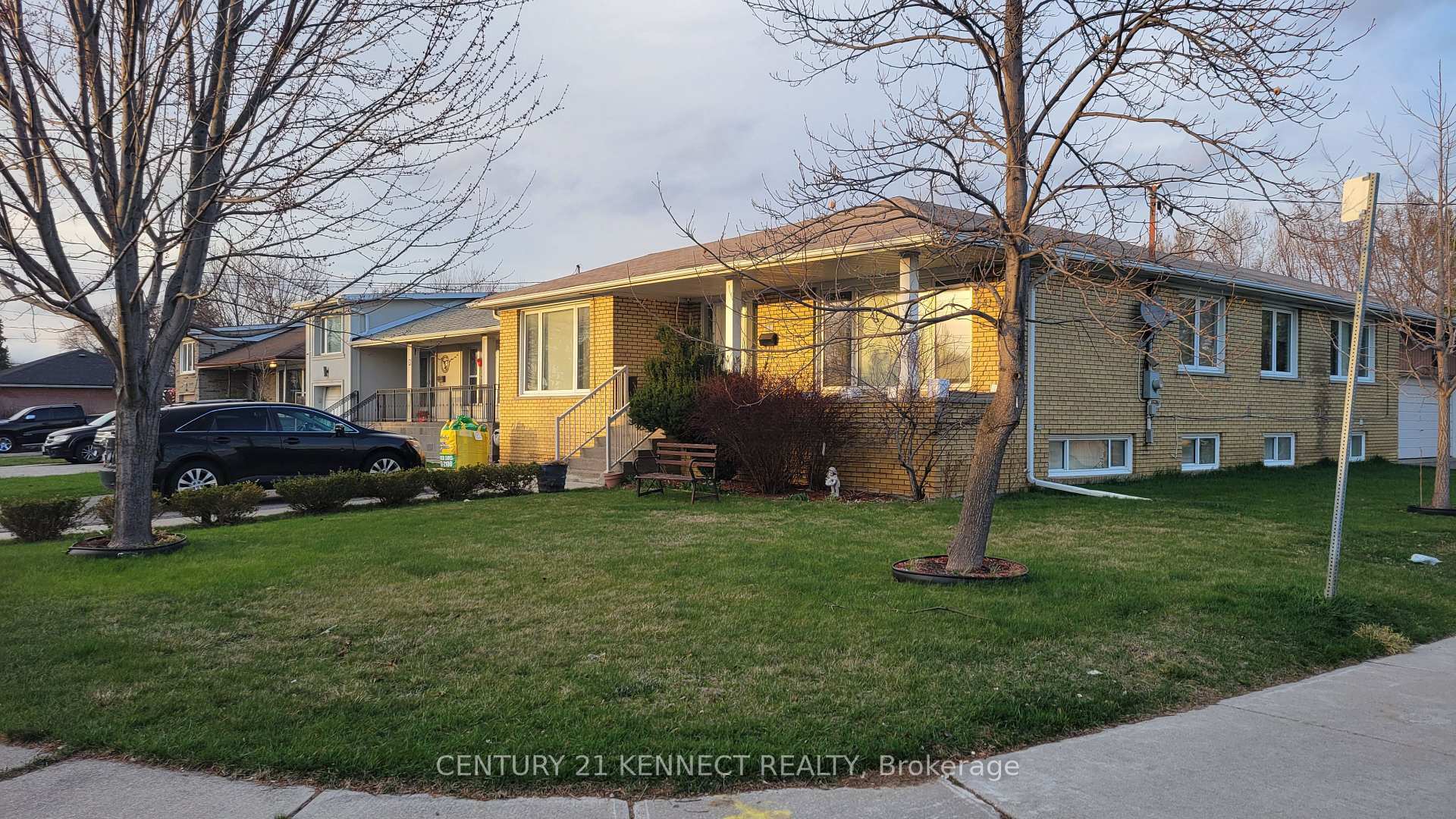 Photo de la propriété: 1 Evanston Drive ON M3H 5N9