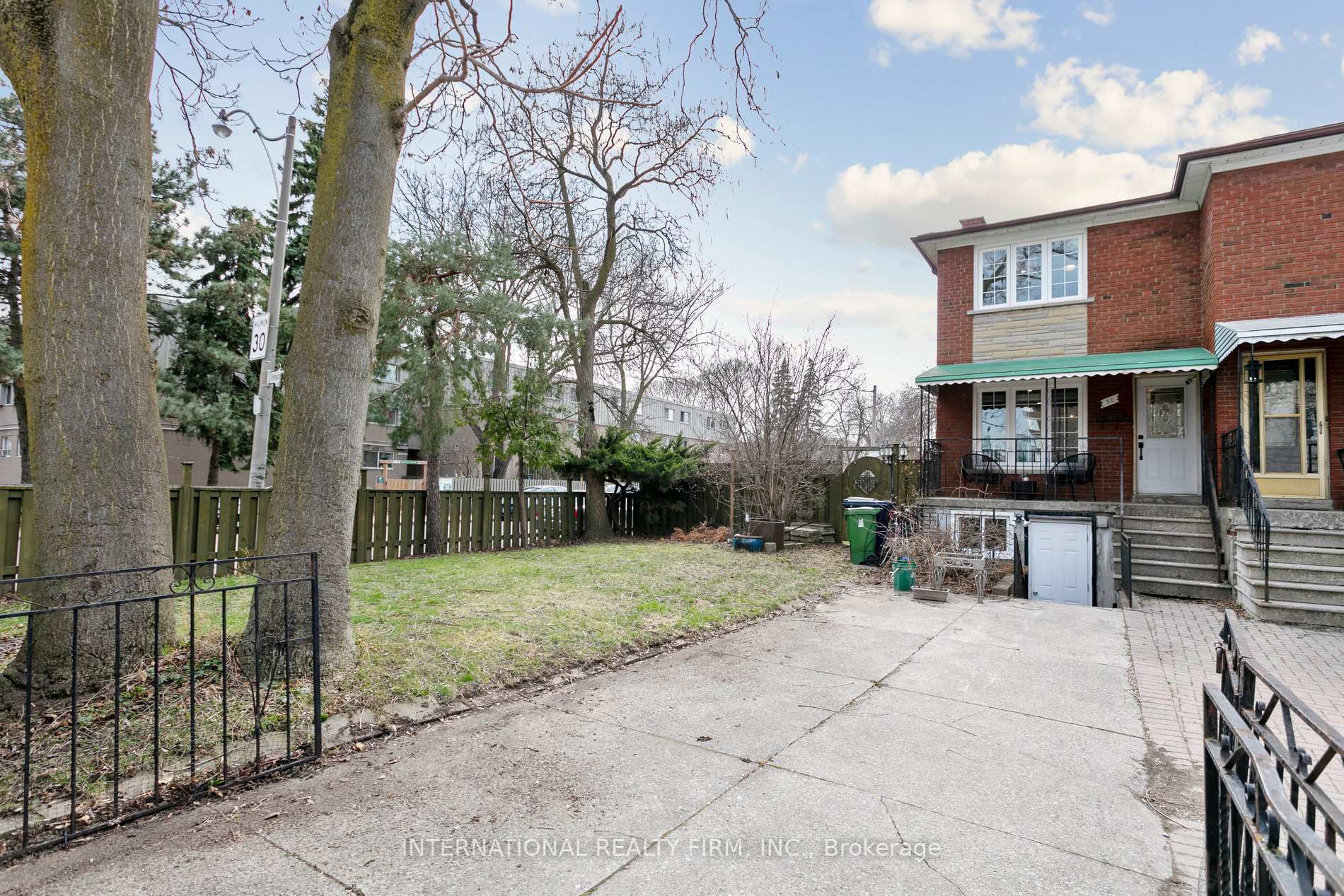 Property Photo: 50 Denison Avenue ON M5T 2M8