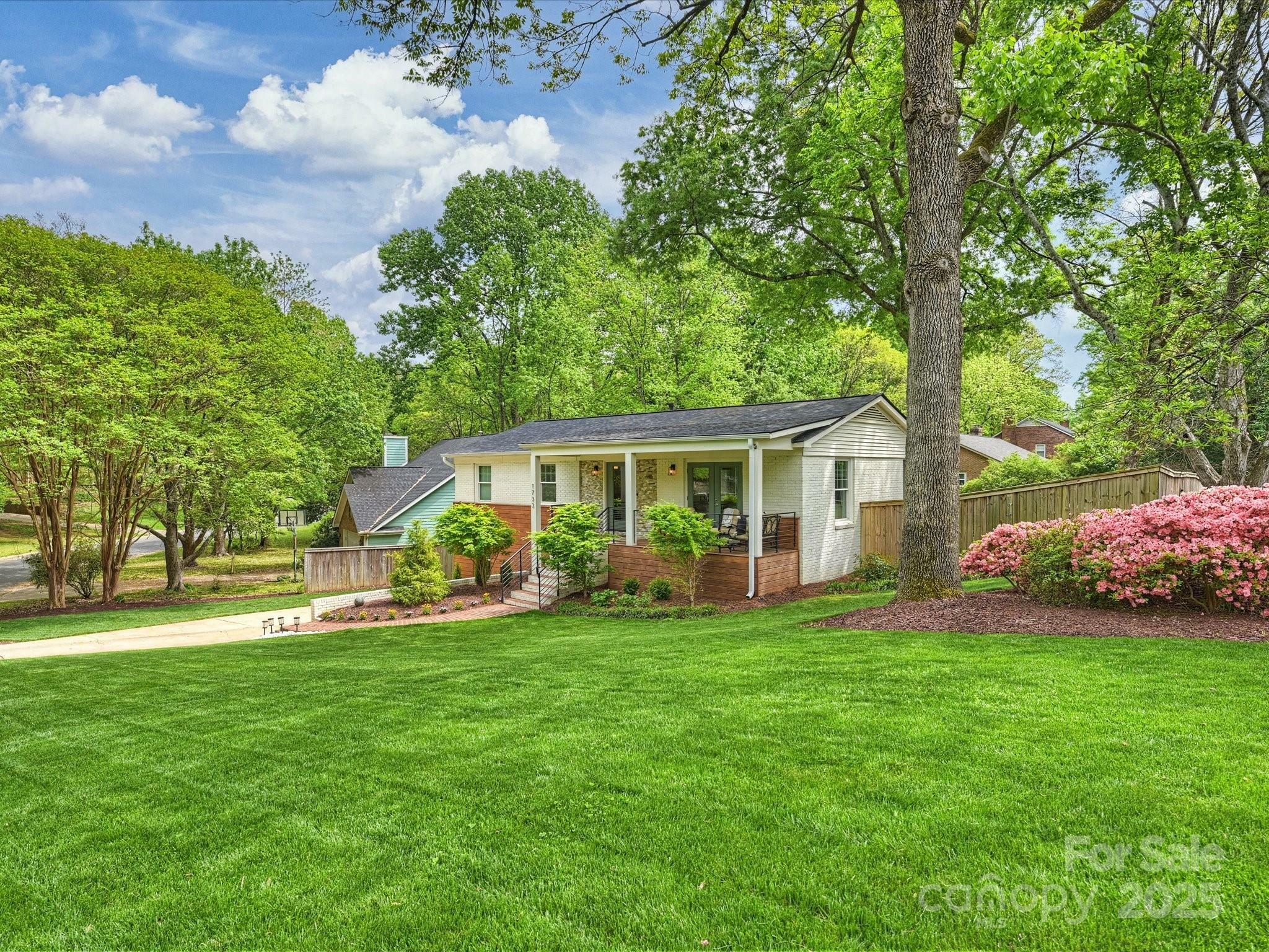 Property Photo: 1733 Piccadilly Drive NC 28211