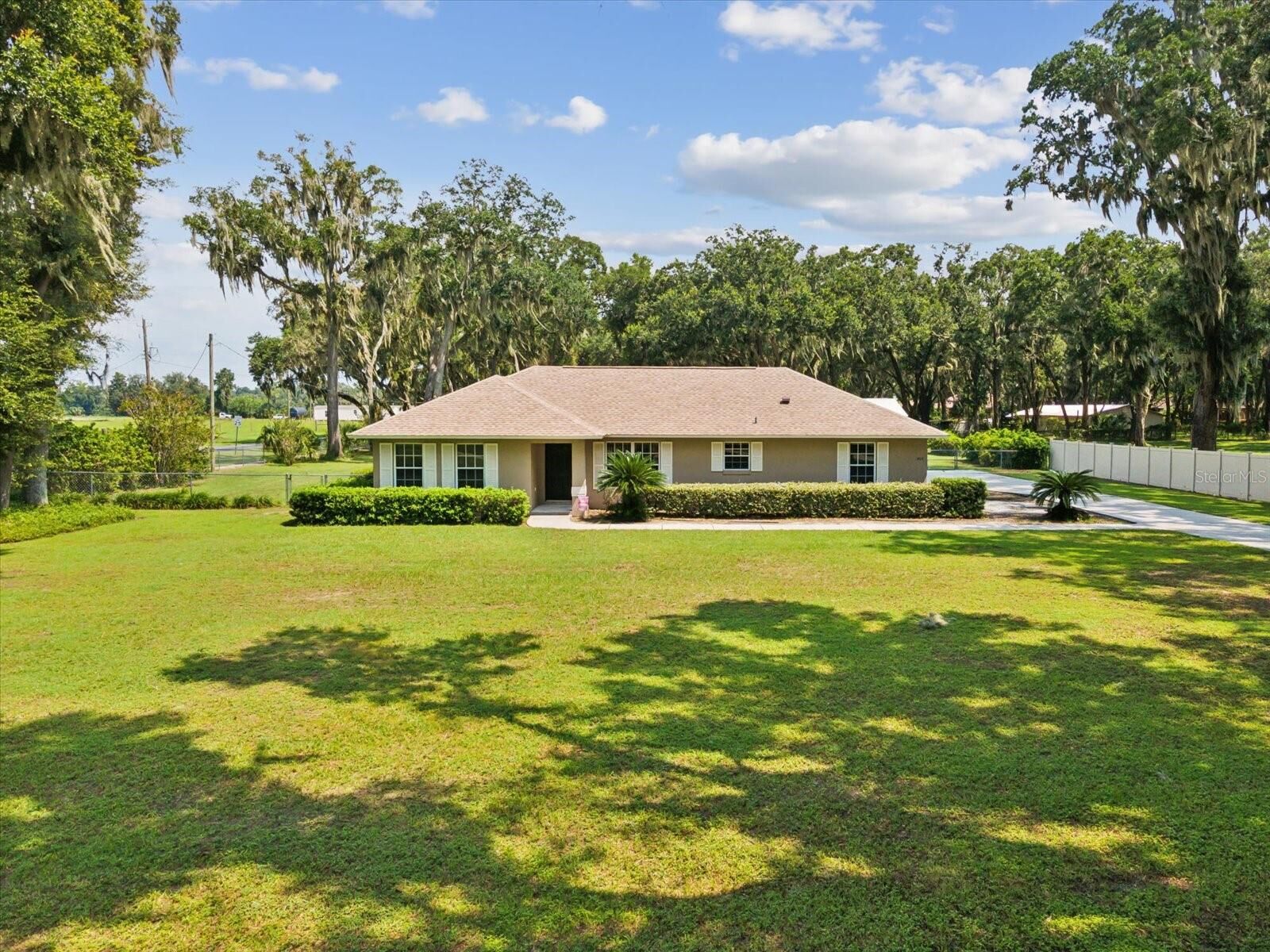 Property Photo: 1414 Stephens Oak Court FL 33567