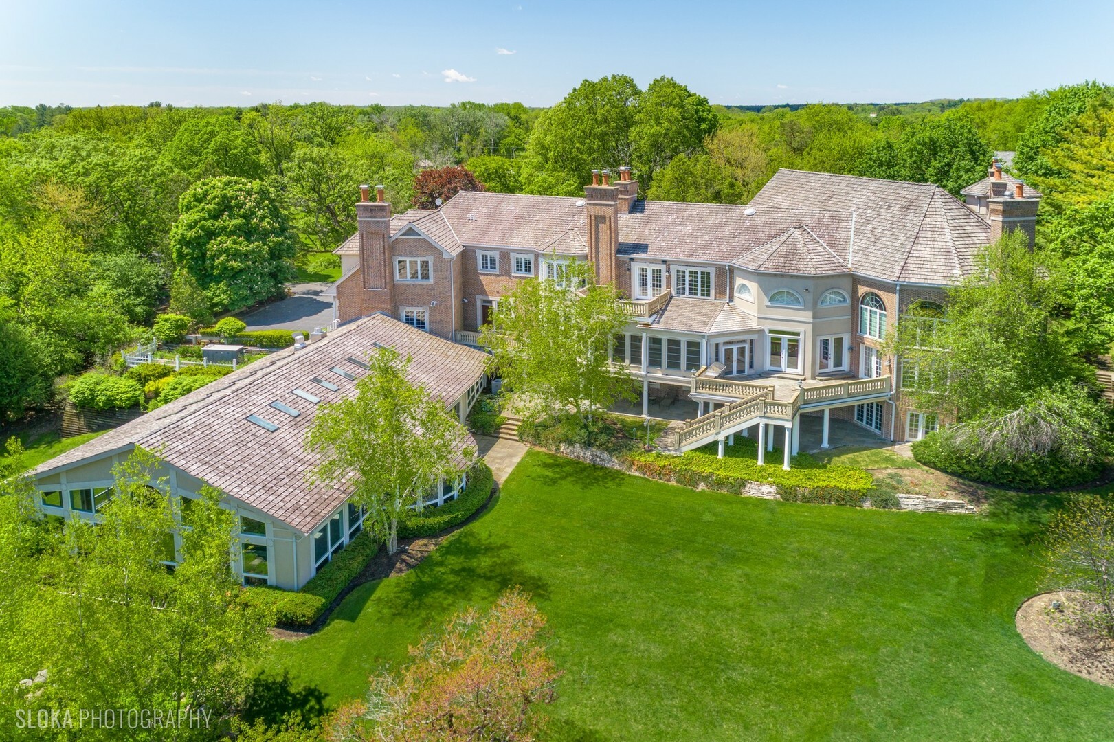 Property Photo: 560 Oak Knoll Road IL 60010